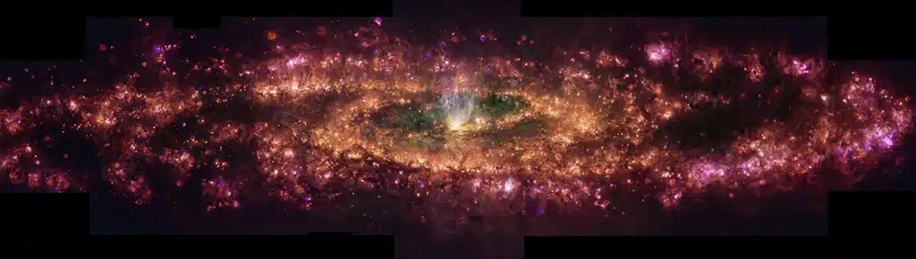 Composición en falso color que muestra el gas ionizado de la galaxia del Escultor en longitudes de onda específicas emitidas por hidrógeno, nitrógeno, azufre y oxígeno. La luz rosada representa gas excitado por la radiación de estrellas recién nacidas, mientras que el cono de luz más blanquecina en el centro es causado por una eyección de gas procedente del agujero negro en el núcleo de la galaxia.