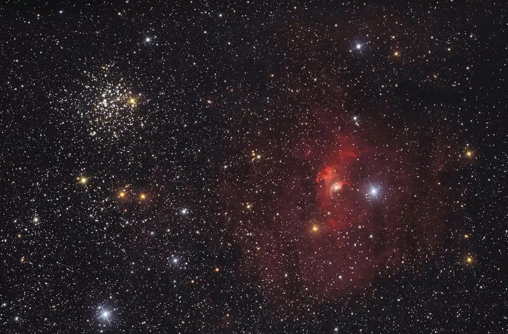 Messier 52 (NGC 7654), cúmulo "Escorpión" y NGC 7635, nebulosa "Burbuja". Crédito: Lóránd Fényes.