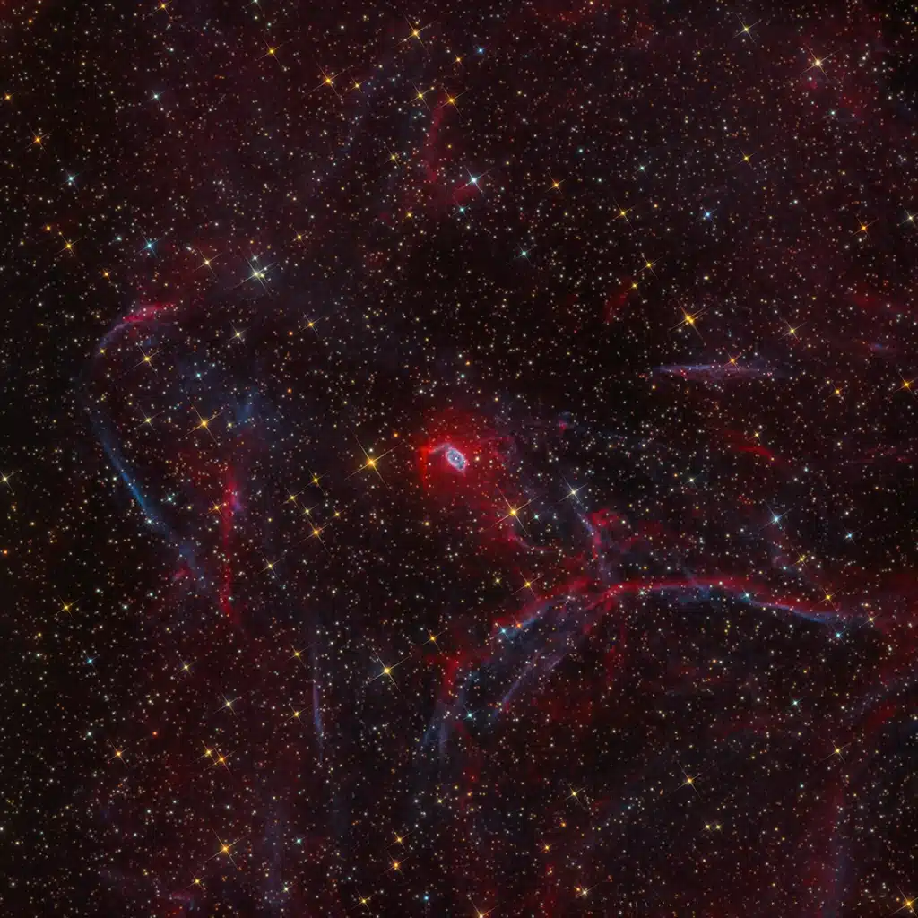 NGC 40, nebulosa planetaria "Lazo" o "Escarabajo" y CTA1, remanente de supernova. Crédito: Hanson Astrophotography.