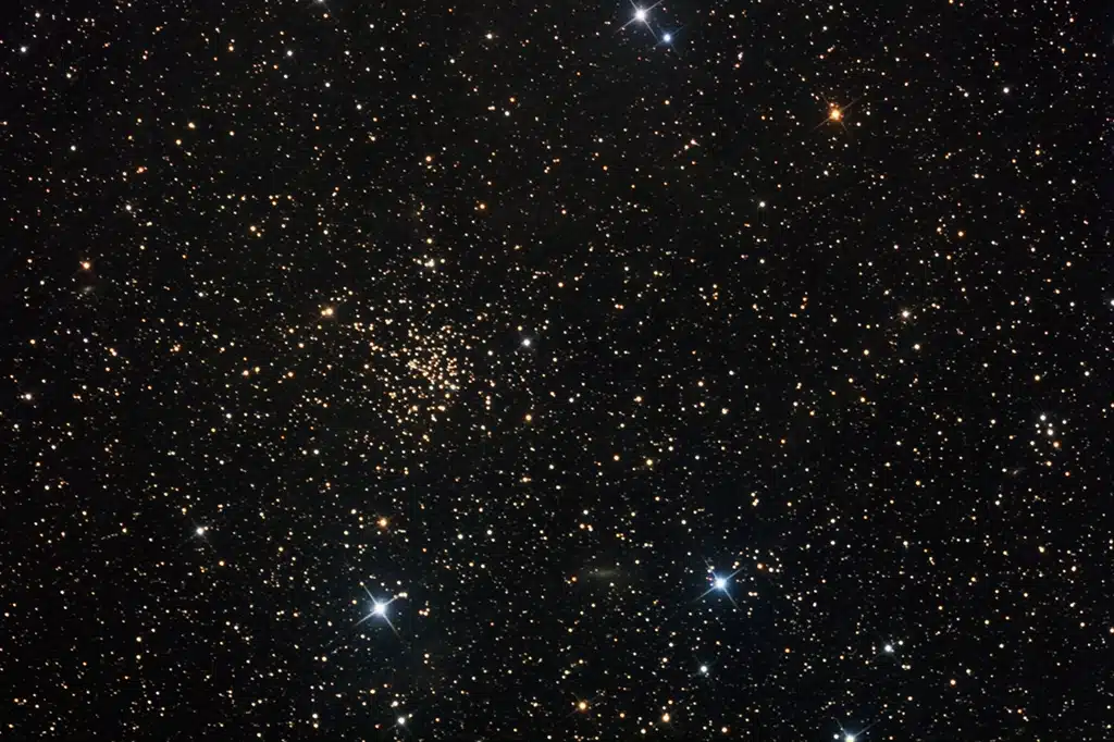 NGC 6939, cúmulo "Zarza Fantasmal" o "Ganso Volador". Crédito: Greggs Astronomy.
