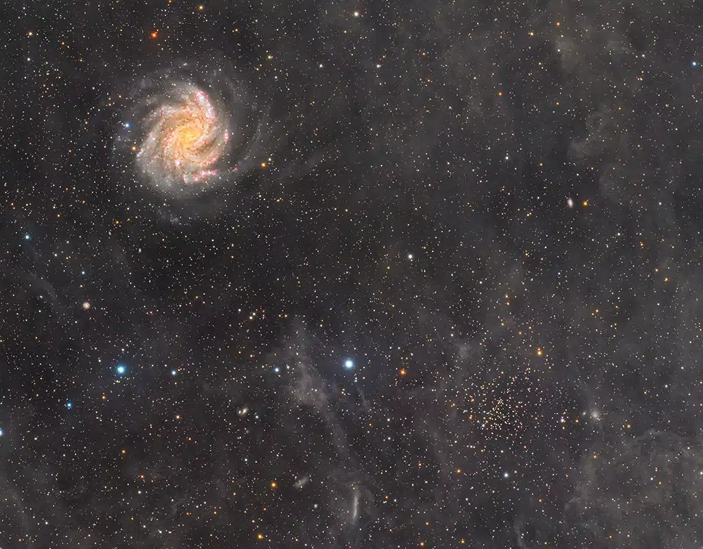 NGC 6951 (Arp 29), galaxia "Fuegos Artificiales" y NGC 6939, cúmulo "Zarza Fantasmal" o "Ganso Volador". Crédito: Alberto Pisabarro.