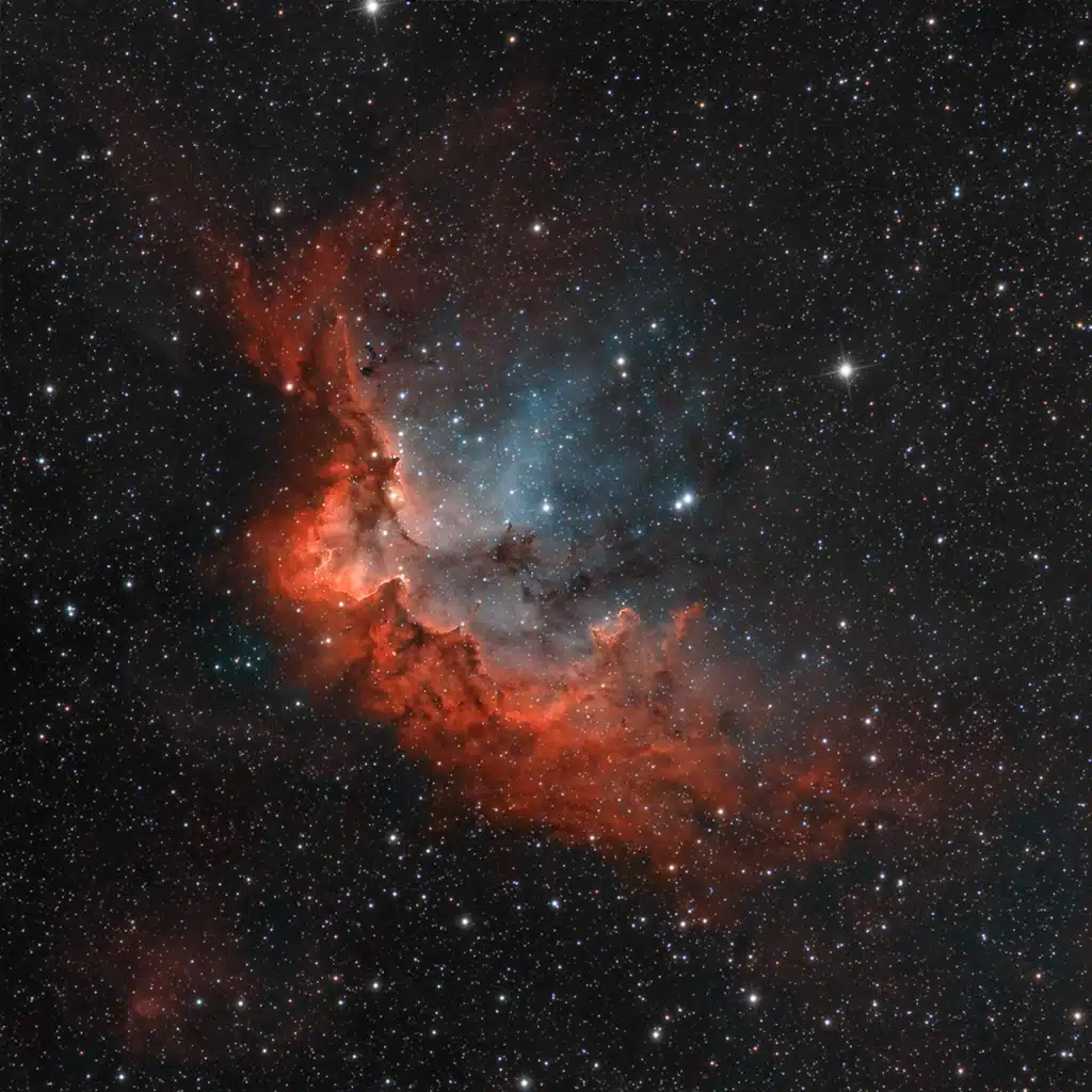 NGC 7380 (Sh2-142), nebulosa "Mago". Crédito: Rolf Geissinger.