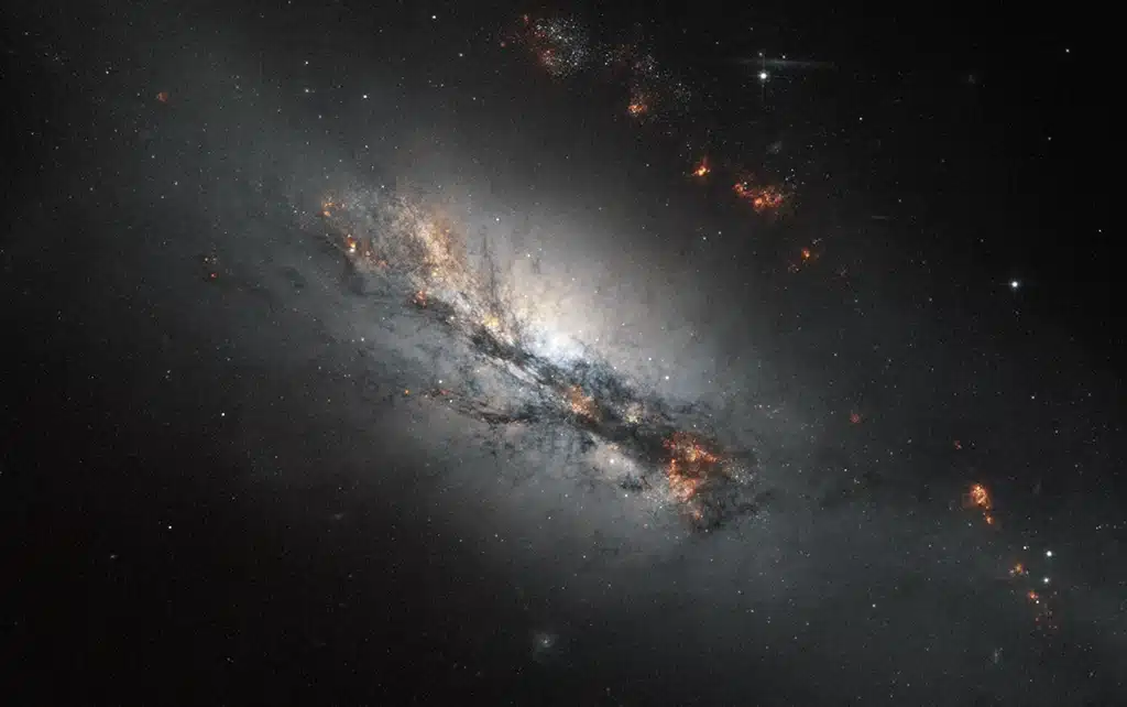 NGC 2146, galaxia "Mano de Polvo". Crédito: NASA Hubble.
