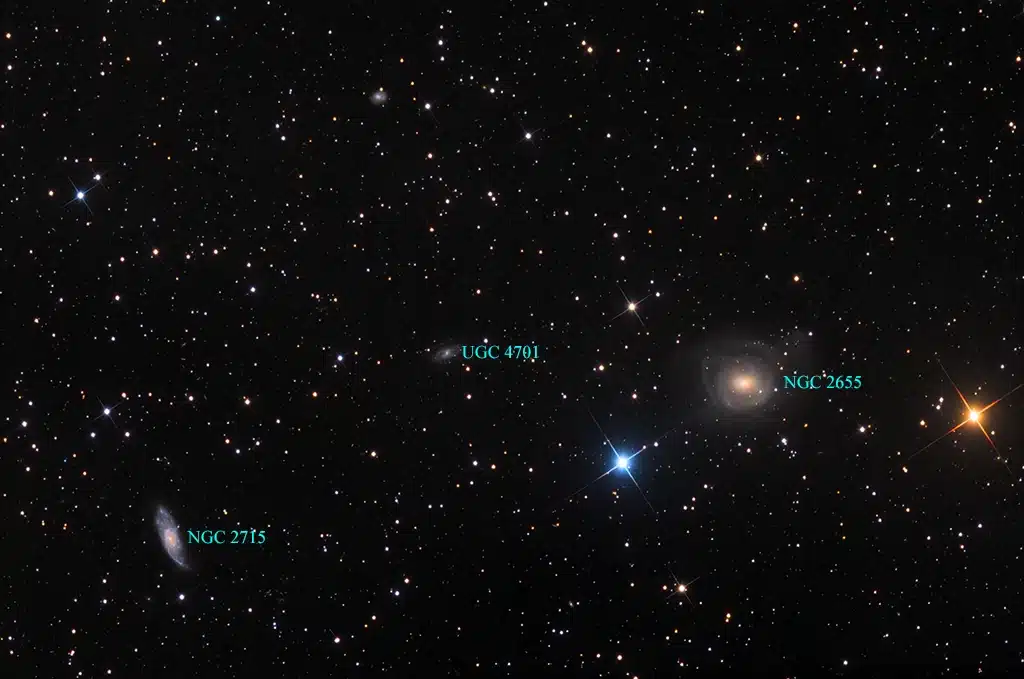 NGC 2655, NGC 2715 y UGC 4701, galaxias. Crédito: Gregg's Astronomy.