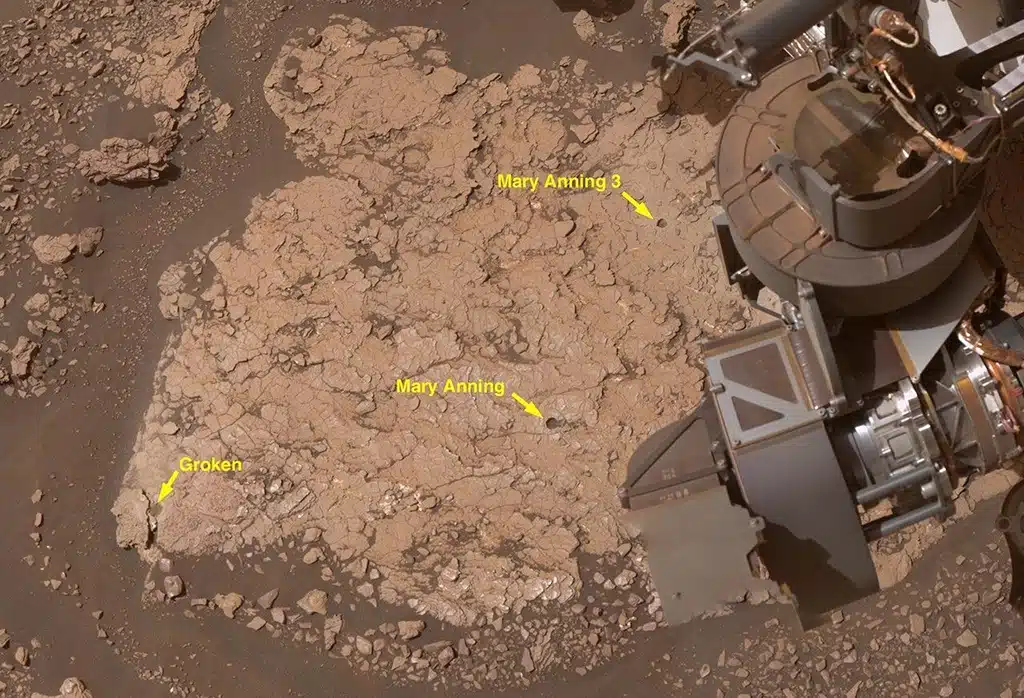Primer plano anotado de tres perforaciones realizadas por Curiosity en una roca marciana en un lugar apodado “Mary Anning” en octubre de 2020. La muestra en la que el rover encontró una gran diversidad de moléculas orgánicas procedía de “Mary Anning 3”. Crédito: NASA/JPL-Caltech/MSSS.