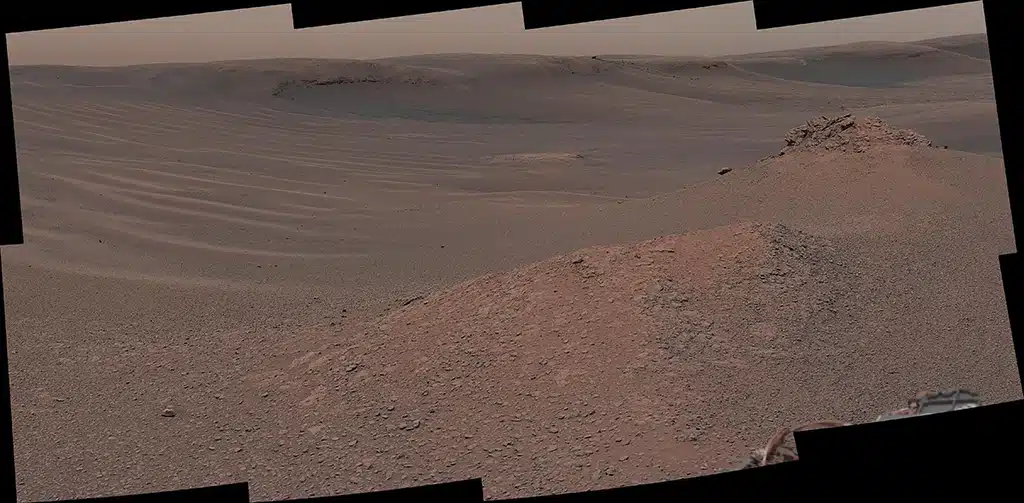 La Mastcam de Curiosity capturó este mosaico el 3 de febrero de 2019 en una región del Monte Sharp. Esta zona contiene numerosas rocas, ricas en arcillas, que se formaron hace miles de millones de años, cuando había lagos y corrientes de agua. La muestra denominada “Mary Anning 3” se encontró en esta región rica en arcillas. Crédito: NASA/JPL-Caltech/MSSS.