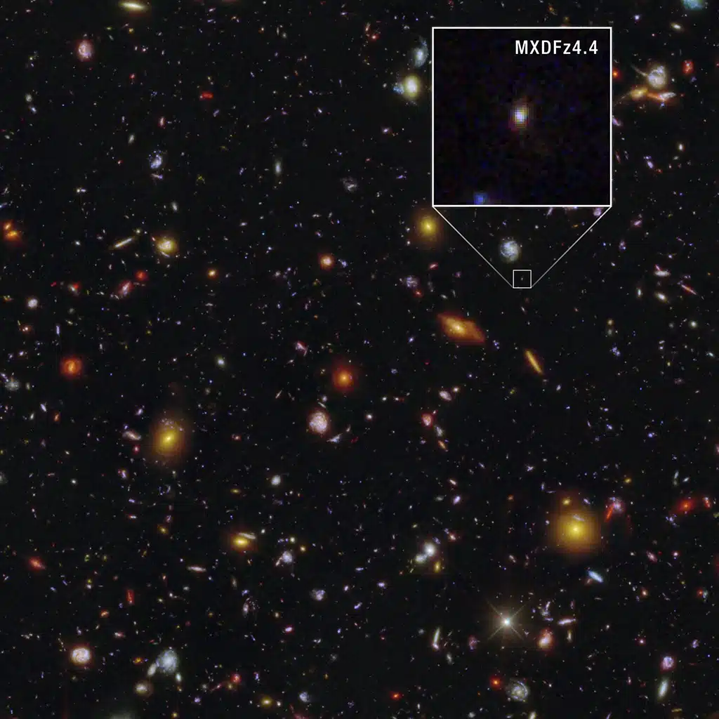 Imagen de la galaxia MXDFz4.4, ampliada a la derecha, en el "Campo Ultraprofundo del Hubble" (HUDF), captada tanto por la "Cámara Avanzada para Sondeos" (ACS) del Hubble, como por la "Cámara de Infrarrojo Cercano" (NIRCam) del Webb.