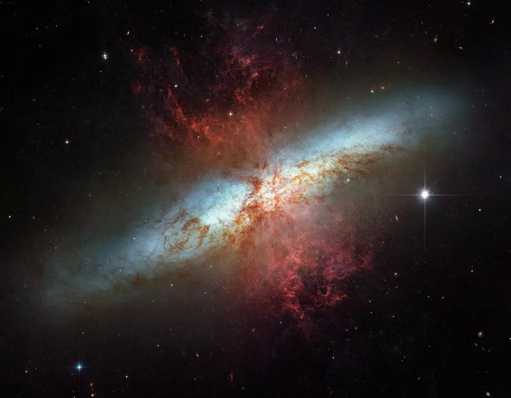 A la izquierda se muestra una imagen de M82 de abril de 2006 del Hubble