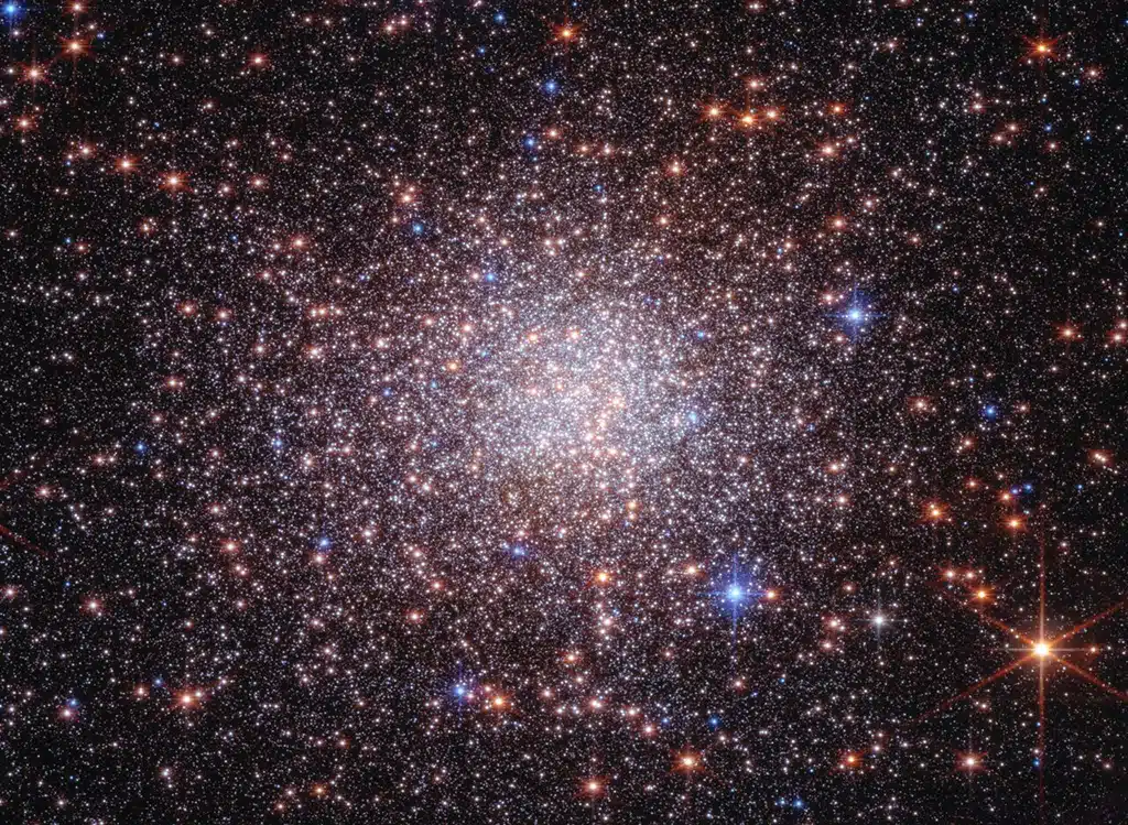 Terzan 5 se encuentra a 22.000 años luz de distancia, en la constelación de Sagitario. Contiene aproximadamente 2 millones de veces la masa del Sol concentrada en un sistema estelar de solo unas pocas decenas de años luz de extensión, lo que lo convierte en uno de los sistemas de tipo cúmulo globular más masivos y densamente poblados de la Vía Láctea.