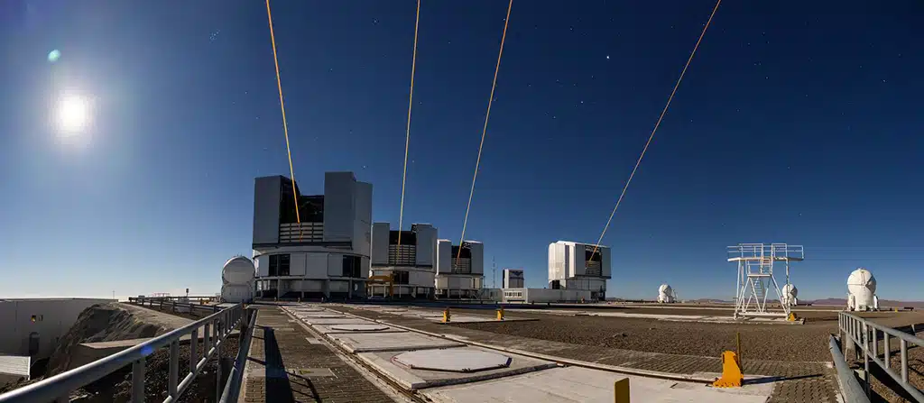 Esta fotografía muestra cuatro láseres en el Observatorio de Paranal de ESO, cada uno de ellos proyectado desde uno de los cuatro telescopios de ocho metros instalados en el observatorio. El lanzamiento de estos láseres representa un hito importante para el Interferómetro del Very Large Telescope de ESO (VLTI), que combina la luz procedente de estos telescopios de ocho metros, y para el proyecto GRAVITY+, una importante y compleja actualización del VLTI.