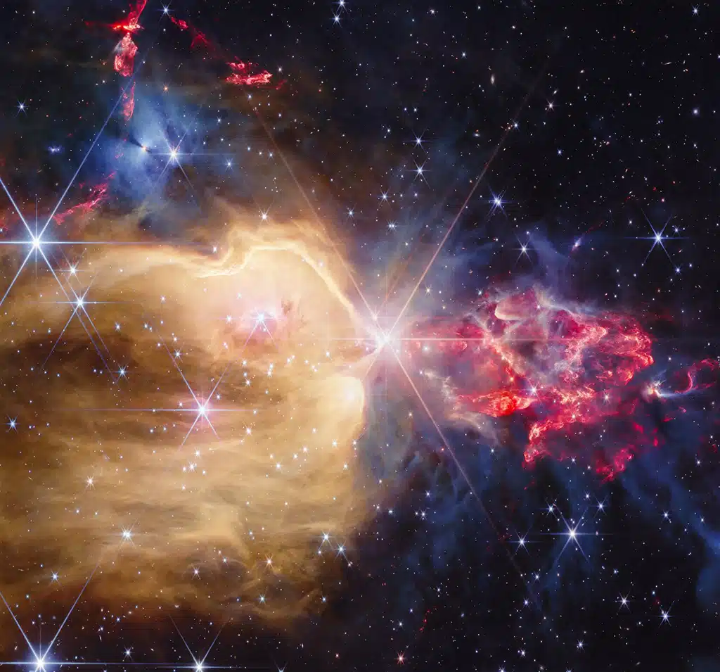 Imagen obtenida con la cámara NIRCam (cámara de infrarrojo cercano) del telescopio espacial James Webb que muestra numerosas estrellas y protoestrellas entre los gases resplandecientes de la guardería estelar NGC 7129.