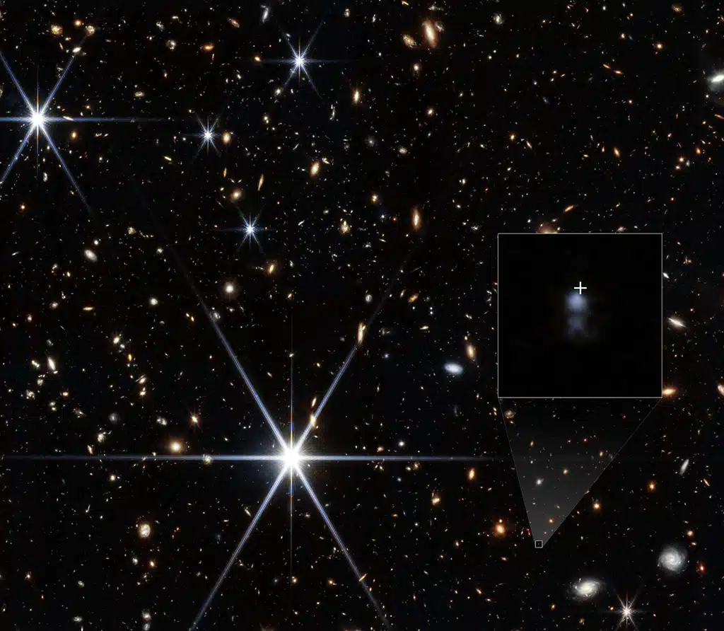 La NIRCam del Webb detectó la galaxia anfitriona de la ráfaga rápida de radio FRB 20240304B, cuya ubicación se indica con una cruz blanca. Los investigadores descubrieron que es una pequeña galaxia enana donde se están formando estrellas activamente.